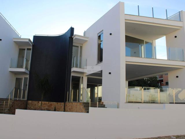 Moradia luxuosa de linhas contemporâneas