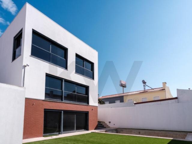 Moradia Luxuosa T5 com Elevador e Piscina Tires