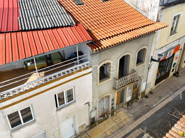 Moradia localizada no Centro de Condeixa