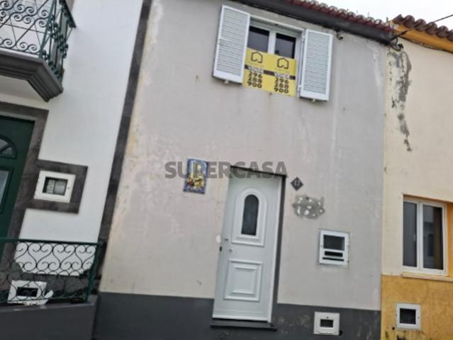 Moradia localizada na freguesia da Ribeira Quente