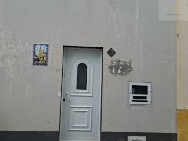 Moradia localizada na freguesia da Ribeira Quente