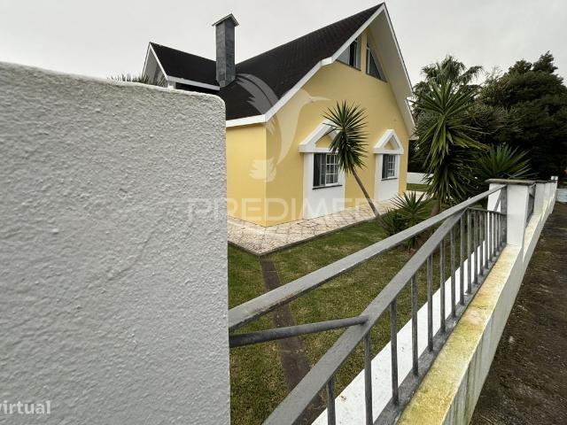 Moradia localizada na Ribeira do Nabo, freguesia da Urzelina