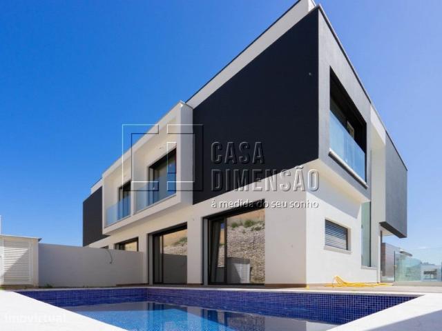 Moradia localizada na zona da Caparica, com Garagem, Piscina e Jard.