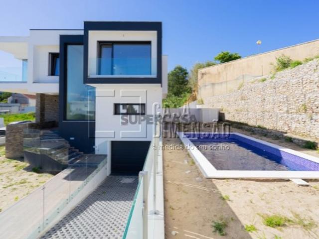 Moradia localizada na zona da Caparica, com Garagem, Piscina e Jardins!