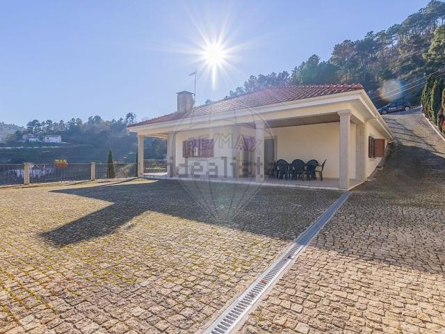 Moradia, Loivos da Ribeira e Tresouras