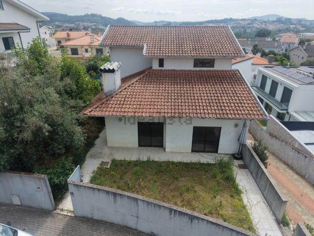 Moradia, Lomar e Arcos