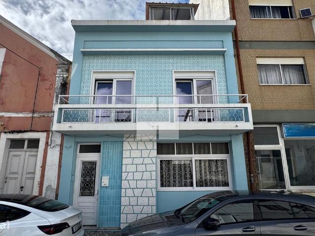 Moradia p/ Restaurar na Cidade