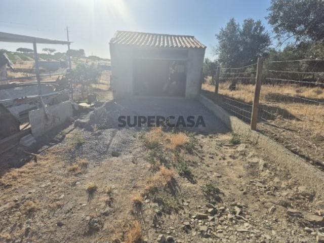 Moradia para aumentar area com terreno todo vedado