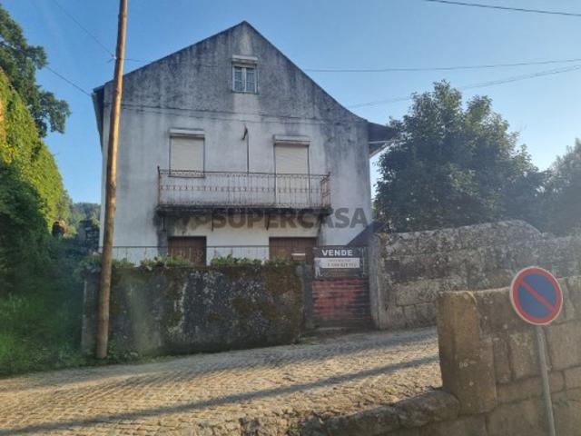 Moradia para habitação, com terreno, situada em São Paio, muito próxima da cidade de Gouveia