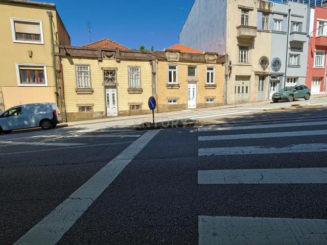 Moradia para reabilitação com projecto ou viabilidade para construção em altura