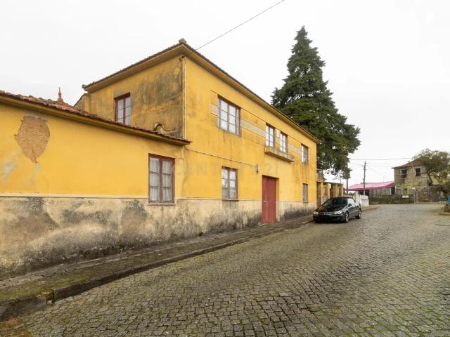Moradia para Reabilitação com Terreno de 2.649 m² | Um Refúgio de Tranquilidade em Grijó