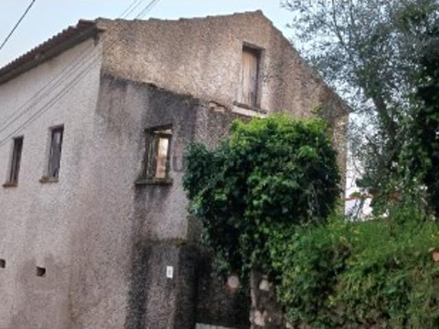 Moradia para reabilitação e terreno Olival de Cheira Penacova Portugal