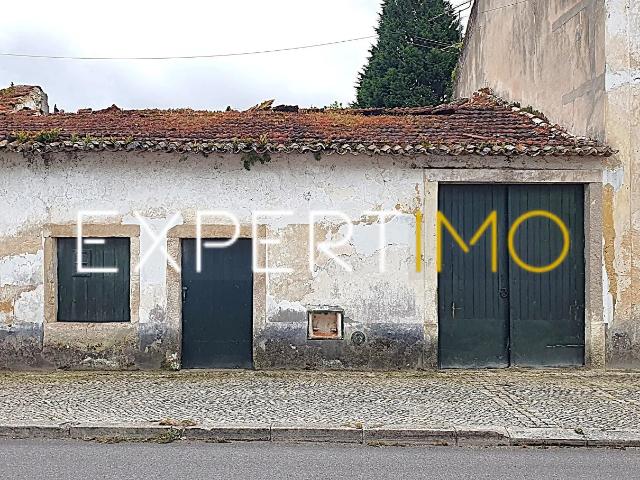 Moradia para Reabilitação Inserida em Terreno 700 m2 no Centro da Pocariça Cantanhede