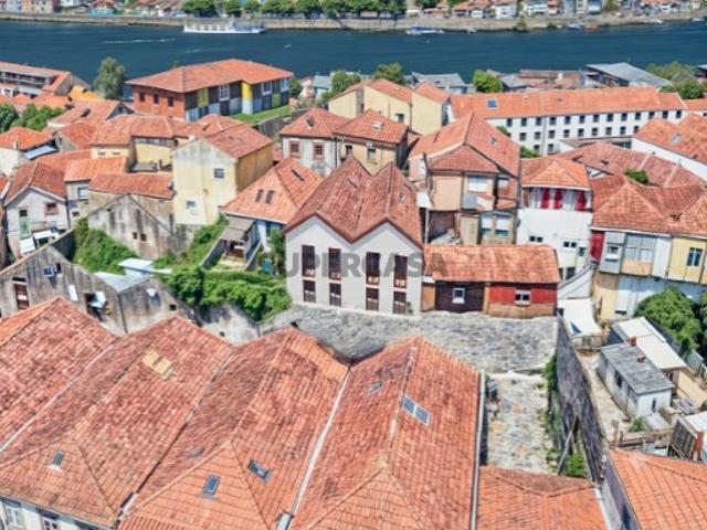 Moradia para reabilitação no Cais De Gaia, Vila Nova de Gaia