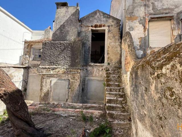Moradia para reconstrução com duas frentes, situada no centro da cidade. | 26084061994