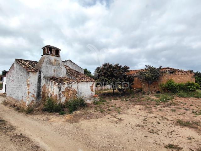 Moradia para Reconstrução com Terreno de 1.294 m² Próximo de Olhão e Faro