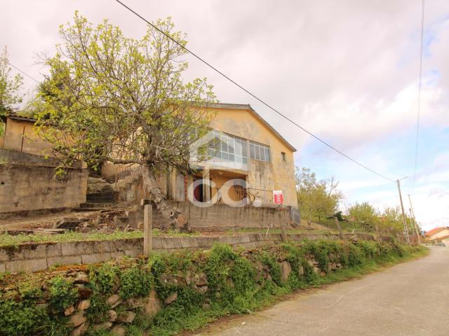 Moradia para reconstrução com vistas desafogadas para a montanha, Chaves