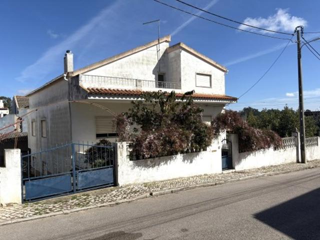 MORADIA PARA RECONSTRUÇÃO GRANDE POTENCIAL DE VALORIZAÇÃO Rua Pinto de Azevedo, nº 3 Vila Nova da Caparica Preço: 650.000€ Apresentamos esta moradia unifamiliar a necessitar de obras, ideal para investimento ou para quem pretende construir a casa dos seus sonhos, num lote generoso e com excelente localização. Características do Imóvel: Terreno: 638 m² Área de implantação: 116 m² Área bruta de construção: 296 m² 3 pisos: Cave / garagem Rés do chão 1.º andar Pontos Fortes: Potencial para moradia m