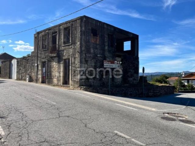 Moradia para reconstrução em Terreno Exclusivo com lindas vistas