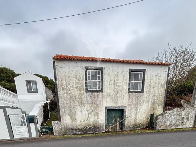 Moradia, para reconstrução, na Candelária, Madalena