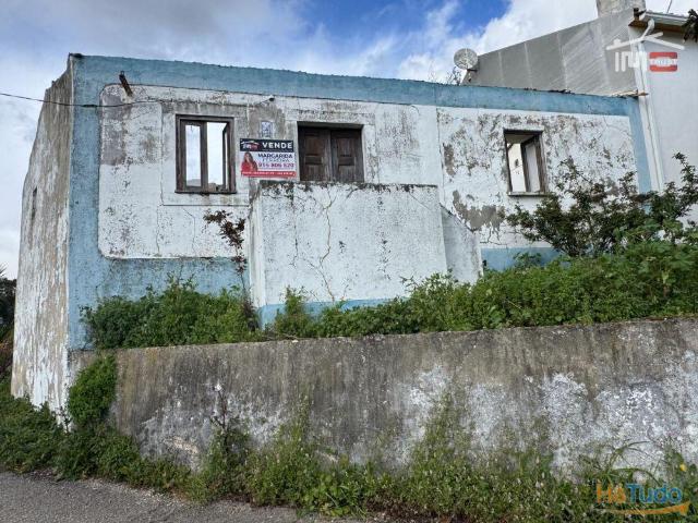 MORADIA PARA RECONSTRUÇÃO NUMA ALDEIA PRÓXIMO DE OURÉM | 26064076236
