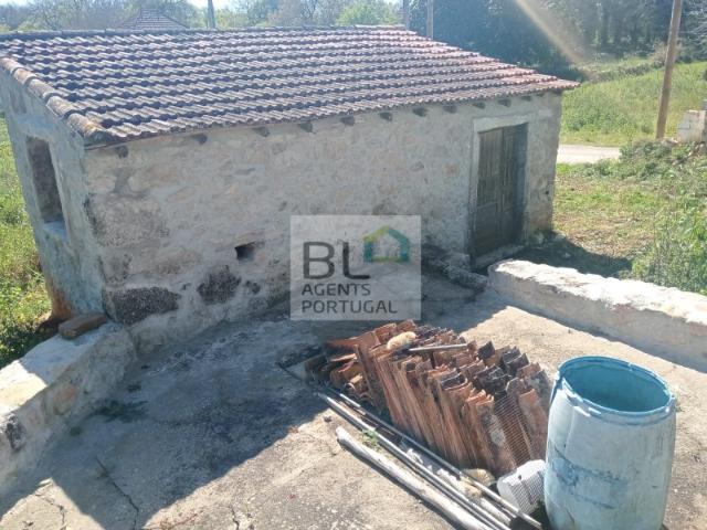 Moradia Para Reconstruir Com anexo em Pedra Reconstruído