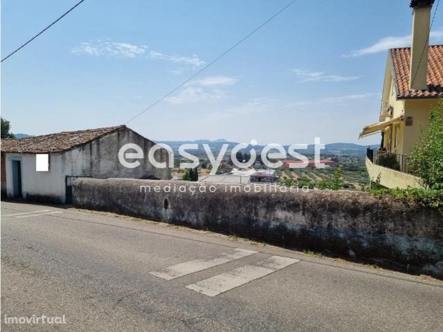 Moradia para reconstrur com espao exterior na vila de Penamacor