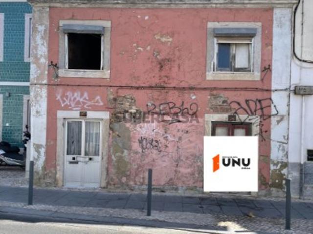 Moradia para reconstruir em Zona Histórica de Odivelas, com projeto aprovado