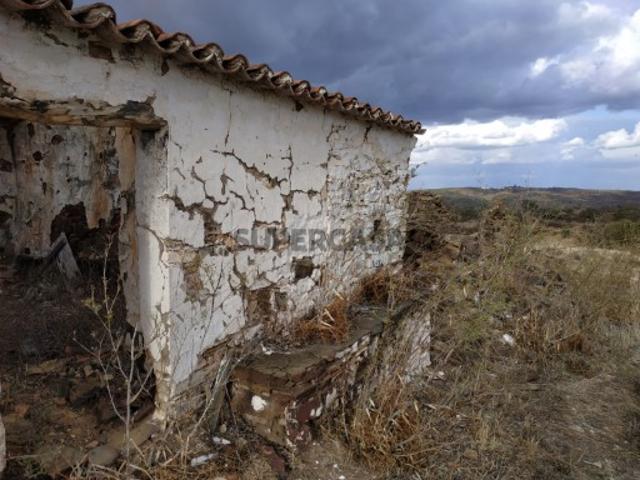 MORADIA PARA RECONSTRUIR OU PROJECTO COM URBANO DE 680 M2 COM 1480 M2 DE TERRENO NO CENTRO DA CORTE DO GAGO EM AZINHAL CASTRO MARIM ALGARVE