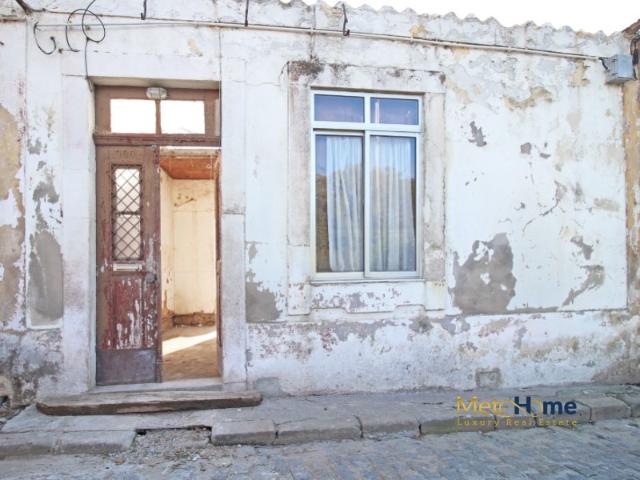 Moradia para reconstruir no Candal
