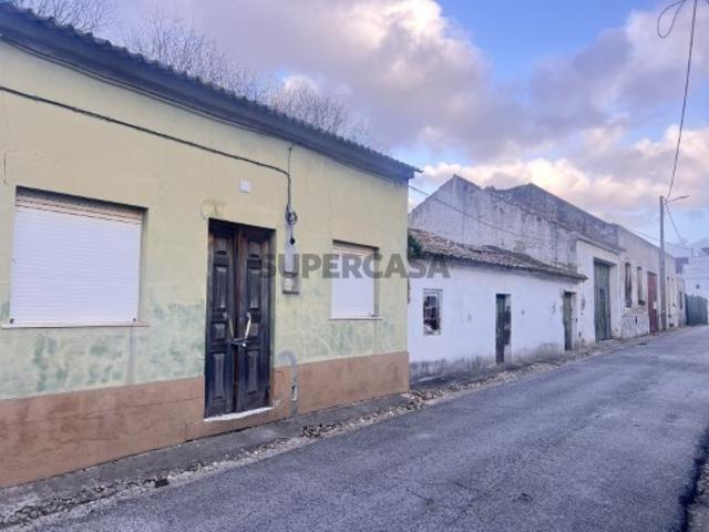 Moradia para Reconstruir no Centro de Alpiarça Excelente Localização