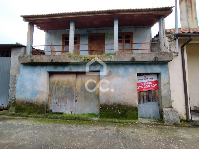 Moradia com varanda para restaurar – Projeto com enorme potencial, Chaves, Águas Frias