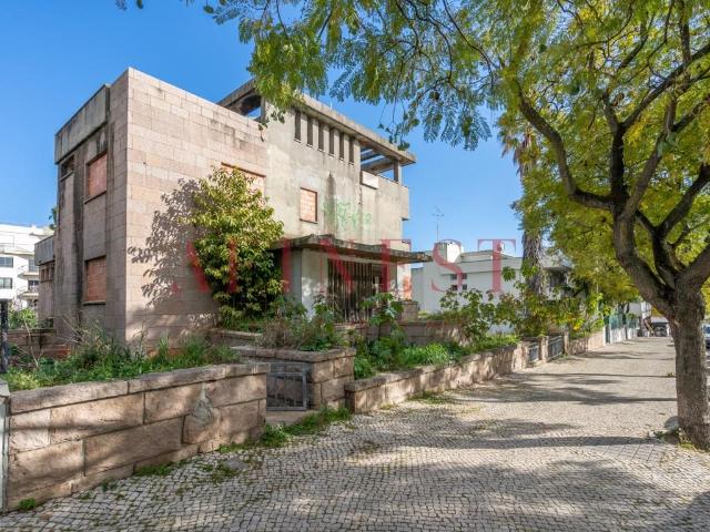 Moradia para Reconstruir/ Terminar no Restelo 900m² Belém