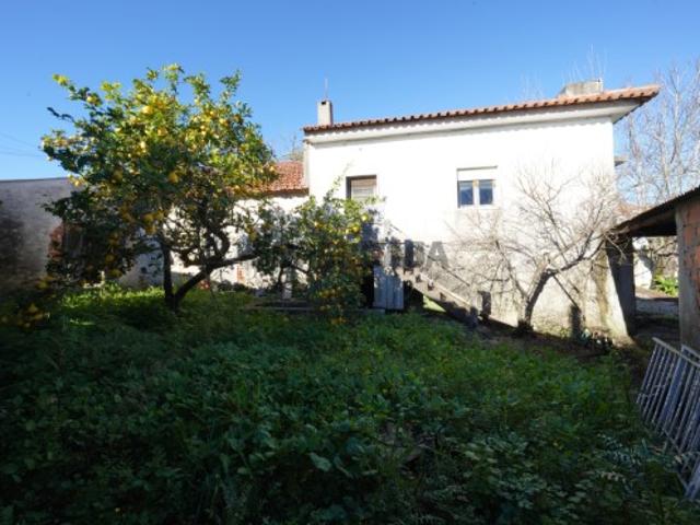 Moradia para Recuperar na Encantadora Vila de Maceira, Leiria