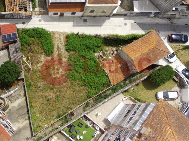 Moradia para recuperar no Centro do Porto, com 373,70m2 de terreno. Próximo do Estádio do Dragão e com PIP em aprovação