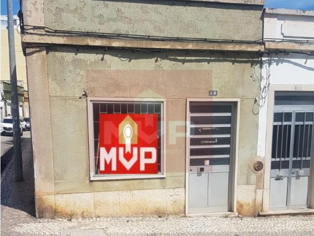 Moradia para recuperar no zona da Igreja do Carmo em Faro 55m² Faro São Pedro