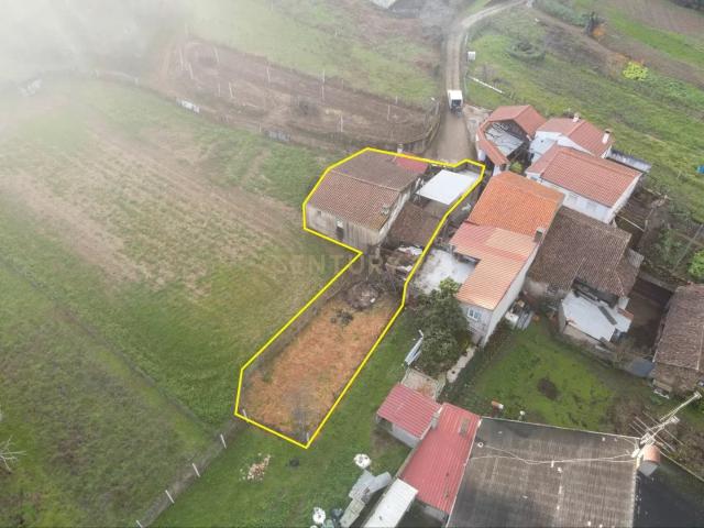 Moradia para recuperar com terreno a 1,4 km da Estação de Serpins