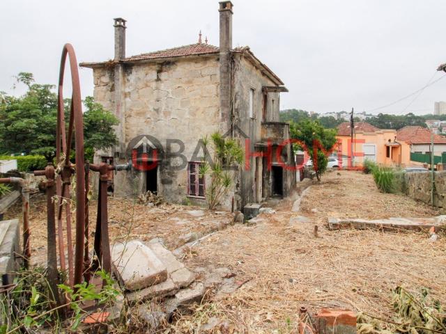 Moradia para Recuperar com Terreno de 455m²