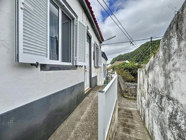 Moradia para Recuperar com Vista Montanha no Faial da Terra, Povoação