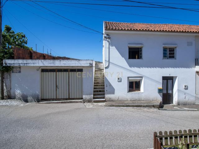 Moradia para recuperar com garagem, barracão, anexos e terreno