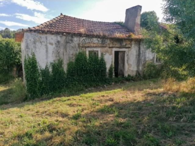Moradia para recuperar em Lagares Colmeias Leiria Portugal
