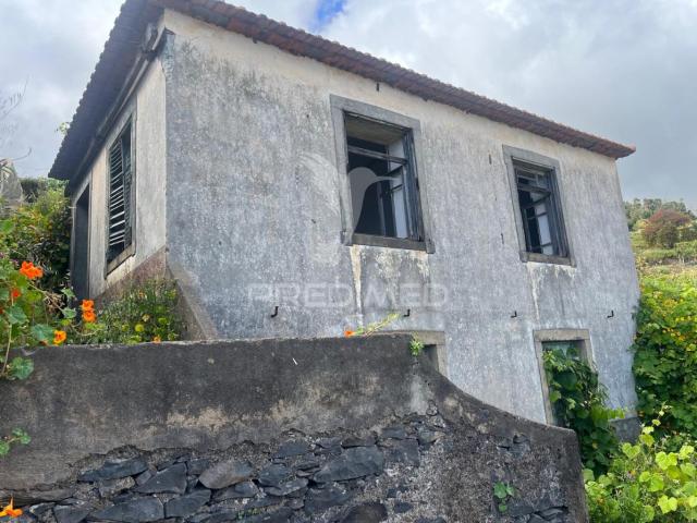MORADIA PARA RECUPERAR T2 COM 280M2 DE TERRENO NO ESTREITO DA CALHETA