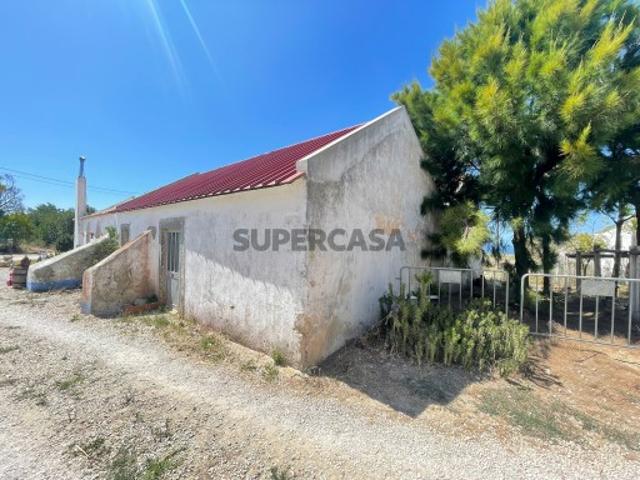 Moradia para recuperar vista norte Azoia Sesimbra