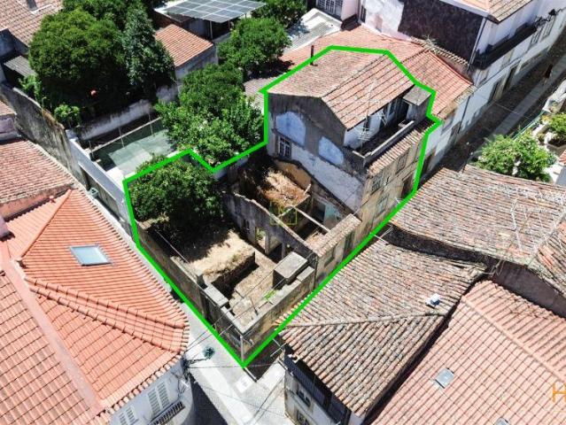 Moradia para remodelação total, com quintal e terraço. | 26064006271