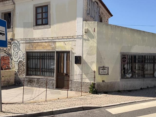Moradia para remodelação total em terreno de 1072m2 no centro de Alvide Cascais