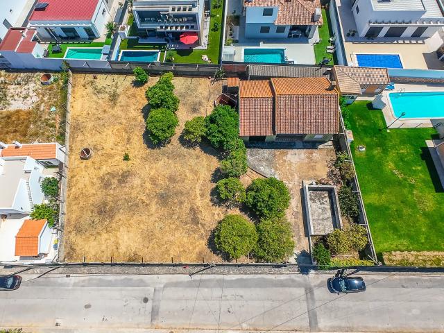 Moradia para Remodelação com 1.332 m² de Terreno – Potencial para Destaque e Construção de 2 a 3 Moradias