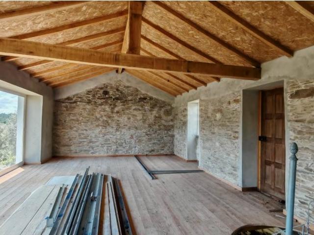 Moradia para remodelação em cenário tranquilo e isolado