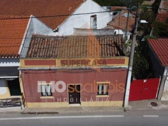 Moradia para remodelação no centro da Carregueira