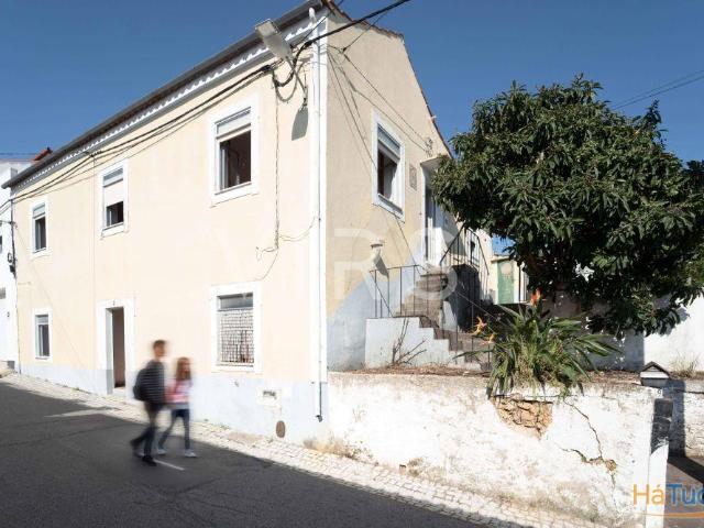 Moradia para remodelar a 3 min do ISCAC | 26084079549