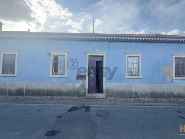 Moradia para remodelar com 8 divisões, 2 anexos e quintal, Castro Verde | 26054075400